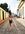 Reiseberaterin spaziert durch die Strassen Trinidads auf Cuba Rundreise