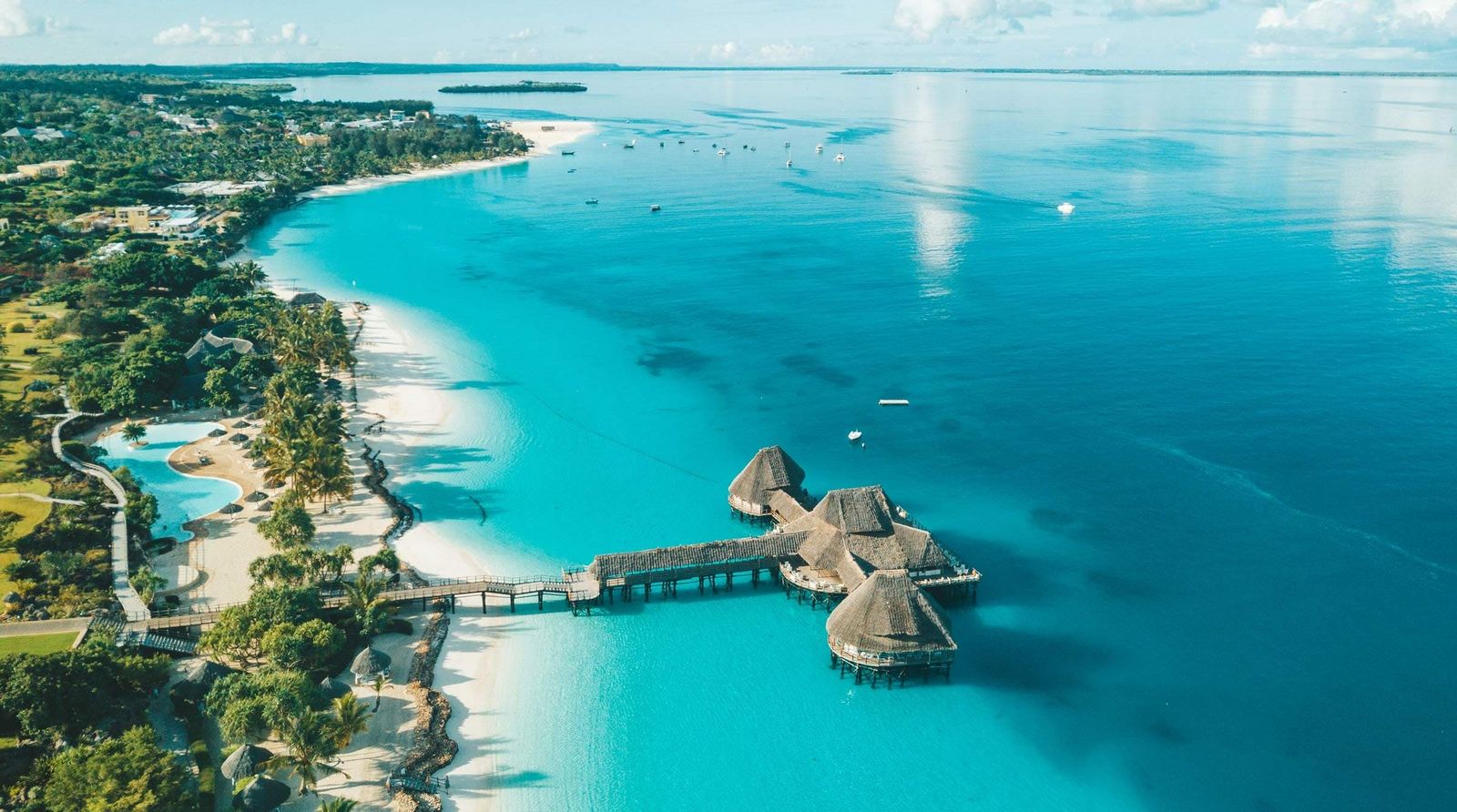Panoramablick aus der Luft über den tropischen Strand von Sansibar