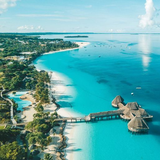Panoramablick aus der Luft über den tropischen Strand von Sansibar