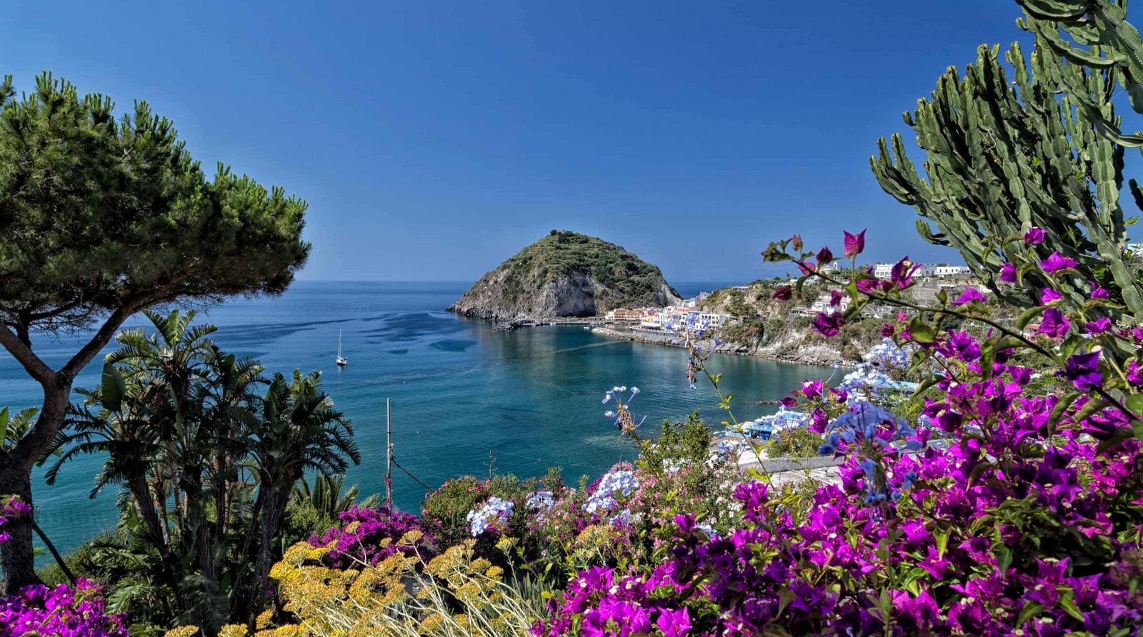 Blick auf Sant Angelo auf der Insel Ischia in Italien