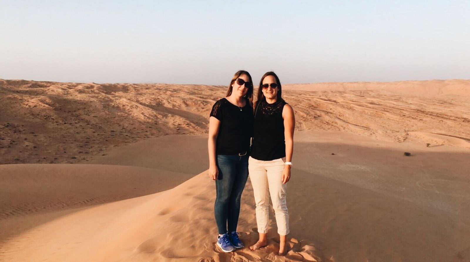 Unsere Reiseberaterinnen in den Wahiba Sands auf der Oman Rundreise