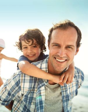 Eine Familie mit zwei Kindern in den Ferien am Strand