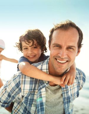 Entdecken Sie unsere Ferienwelt Familienferien Eine Familie mit zwei Kindern in den Ferien am Strand