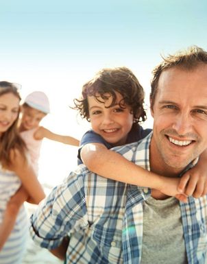 Entdecken Sie unsere Ferienwelt Familienferien Eine Familie mit zwei Kindern in den Ferien am Strand