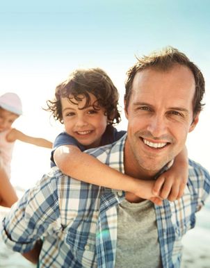 Eine Familie mit zwei Kindern in den Ferien am Strand