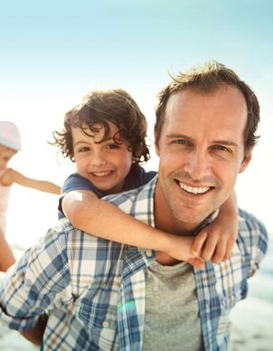 Eine Familie mit zwei Kindern in den Ferien am Strand