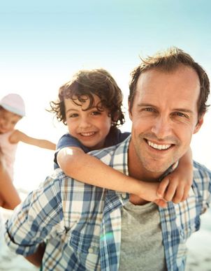 Eine Familie mit zwei Kindern in den Ferien am Strand