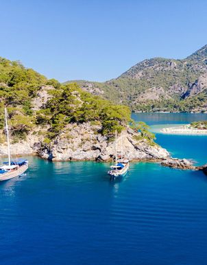 Ausblick auf eine Bucht mit zwei Segelschiffen in der Türkei