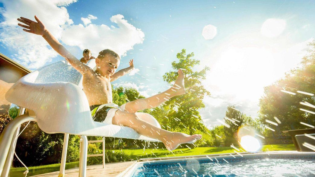 Ein Junge auf einer Wasserrutsche 