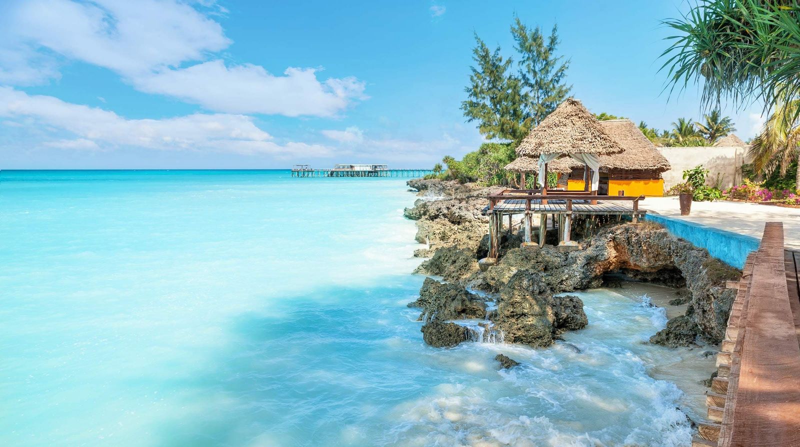 Türkisblaues Meer in Sansibar mit einem Strandhaus