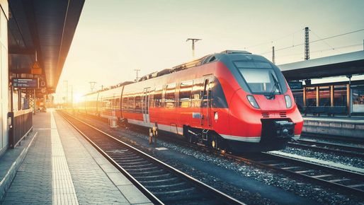 Ein Zug fährt in den Bahnhof ein