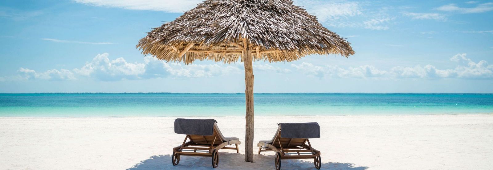 Strand mit zwei Liegestühlen in Sansibar