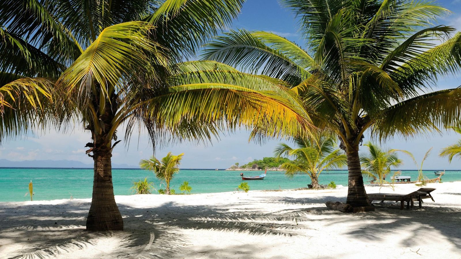 Reiseblog Strand von Phuket mit Palmen und Meer