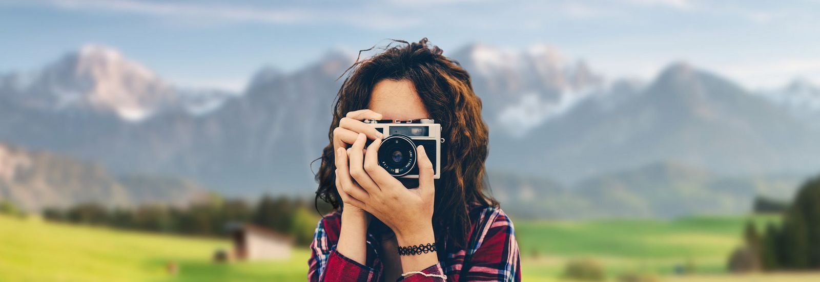 Reiseblog Frau fotografiert vor Alpenpanorama