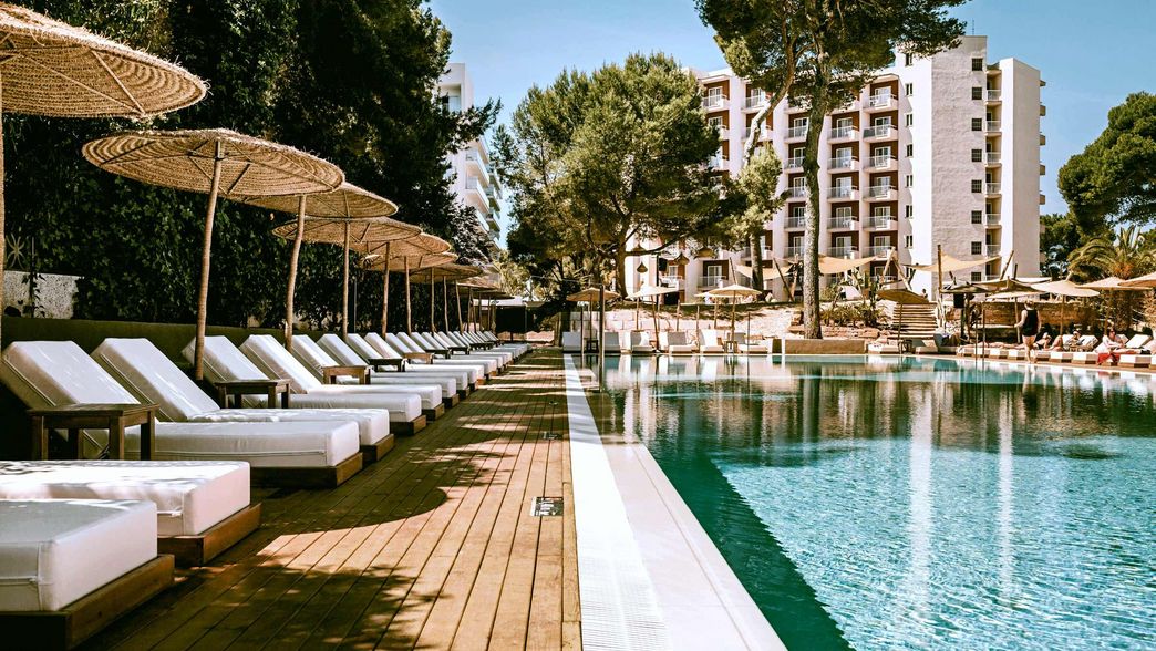 Pool mit Liegestühlen Cook's Club Palma Beach in Mallorca