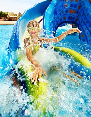 Familienspass im Aquapark auf einer Wasserrutsche 