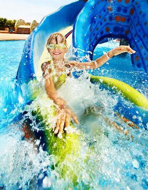 Familienspass im Aquapark auf einer Wasserrutsche 
