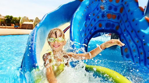 Familienspass im Aquapark auf einer Wasserrutsche 