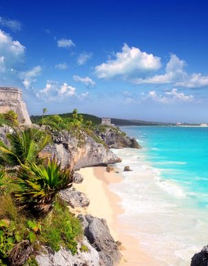 weisser Sandstrand mit tuerkisfarbigem Meerwasser in Mexiko