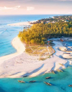 Blick von oben auf die Fischerboote und den Strand in Sansibar