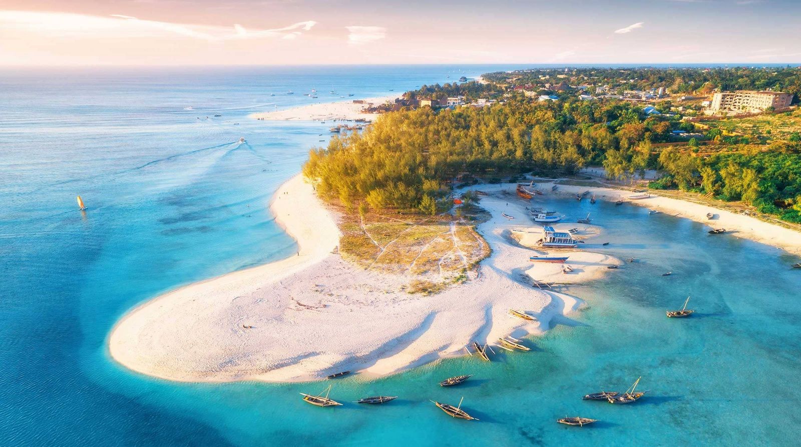 Blick von oben auf die Fischerboote und den Strand in Sansibar