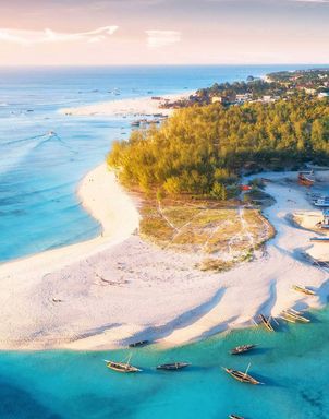Blick von oben auf die Fischerboote und den Strand in Sansibar