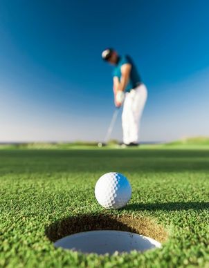 Ein Mann in weisser Hose beim Golfen auf dem Golfplatz