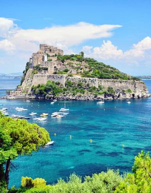 Blick auf die Aragonese Festung der Insel Ischia in Italien