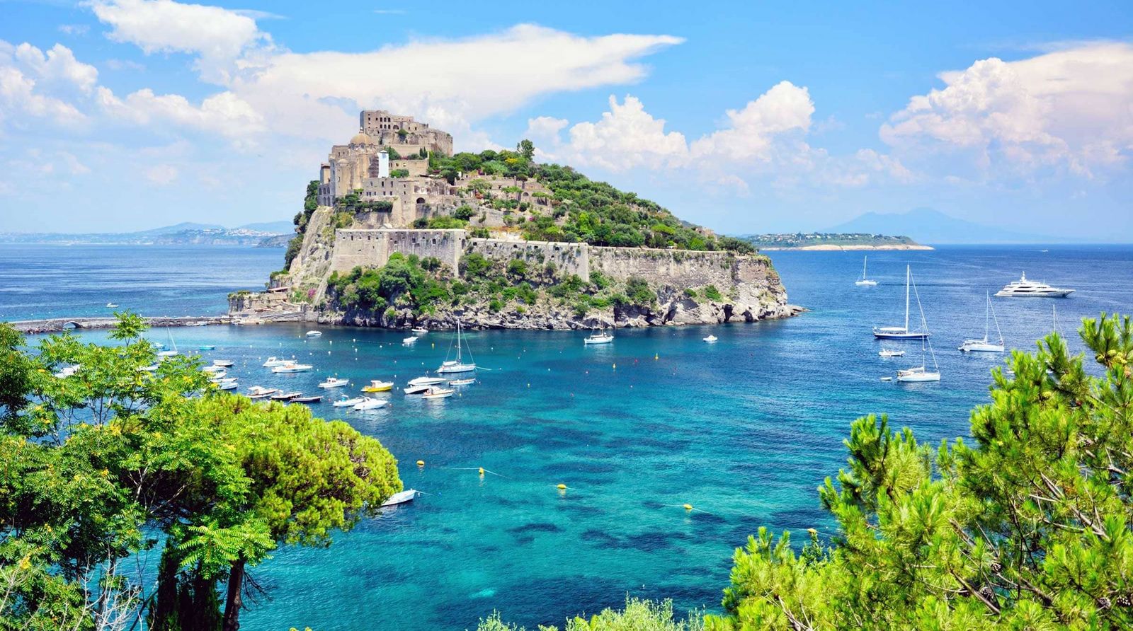 Blick auf die Aragonese Festung der Insel Ischia in Italien