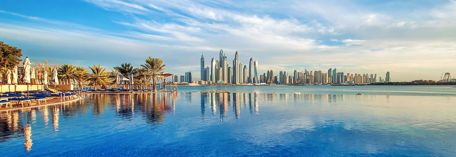 Dubai Skyline mit Pool