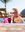 Ein Mädchen mit pinker Sonnenbrille geniesst in den Ferien einen Drink im Pool