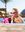 Ein Mädchen mit pinker Sonnenbrille geniesst in den Ferien einen Drink im Pool