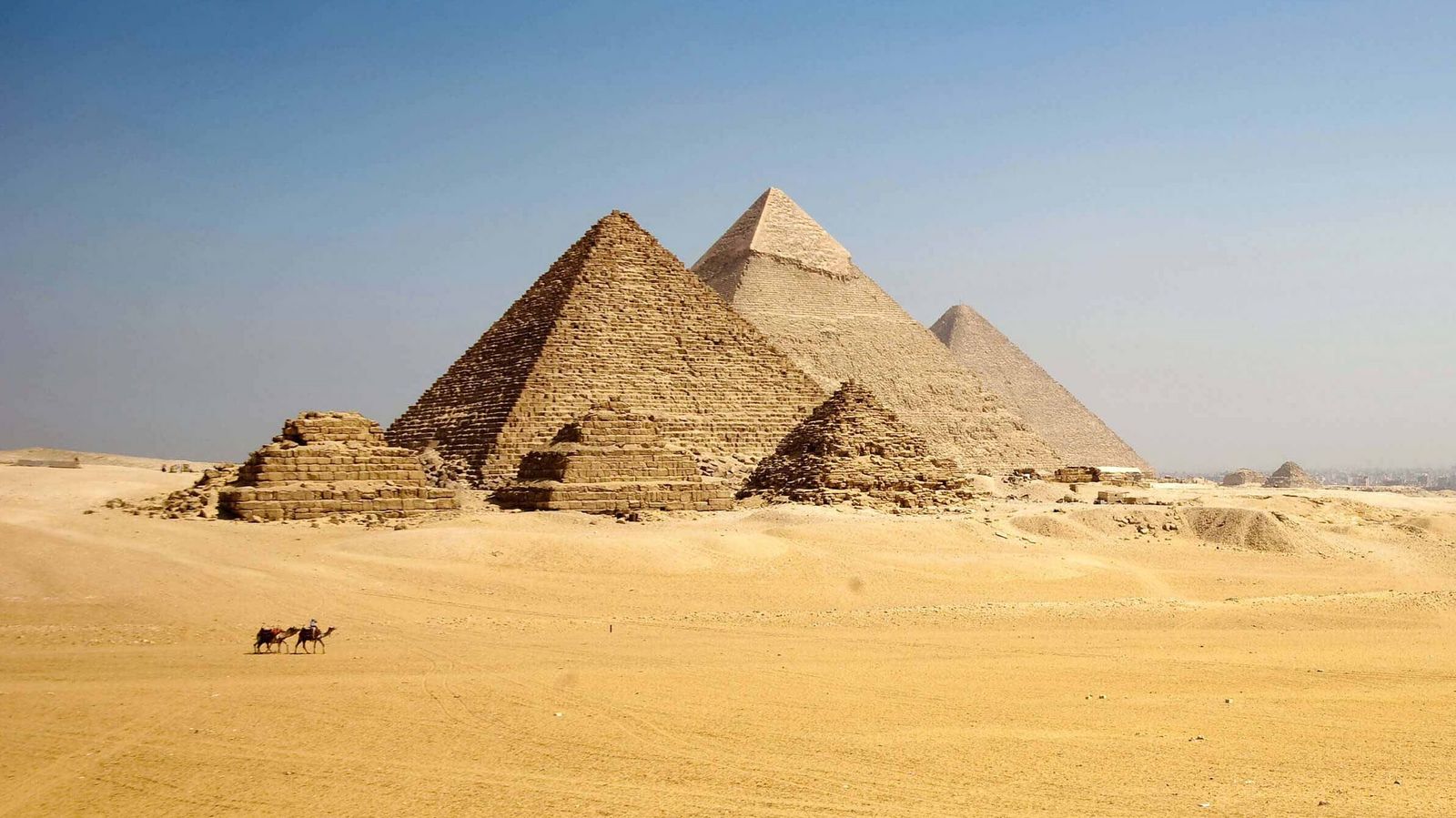 Ägypten die Pyramiden von Aegypten in der Wüste mit zwei Kamelen im Vordergrund