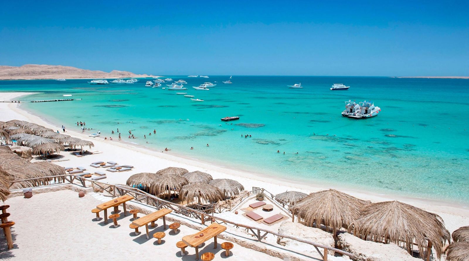 Ausblick auf den weissen Sandstrand mit Sonnenschirme und Liegestühlen in Hurghada