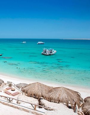Ausblick auf den weissen Sandstrand mit Sonnenschirme und Liegestühlen in Hurghada