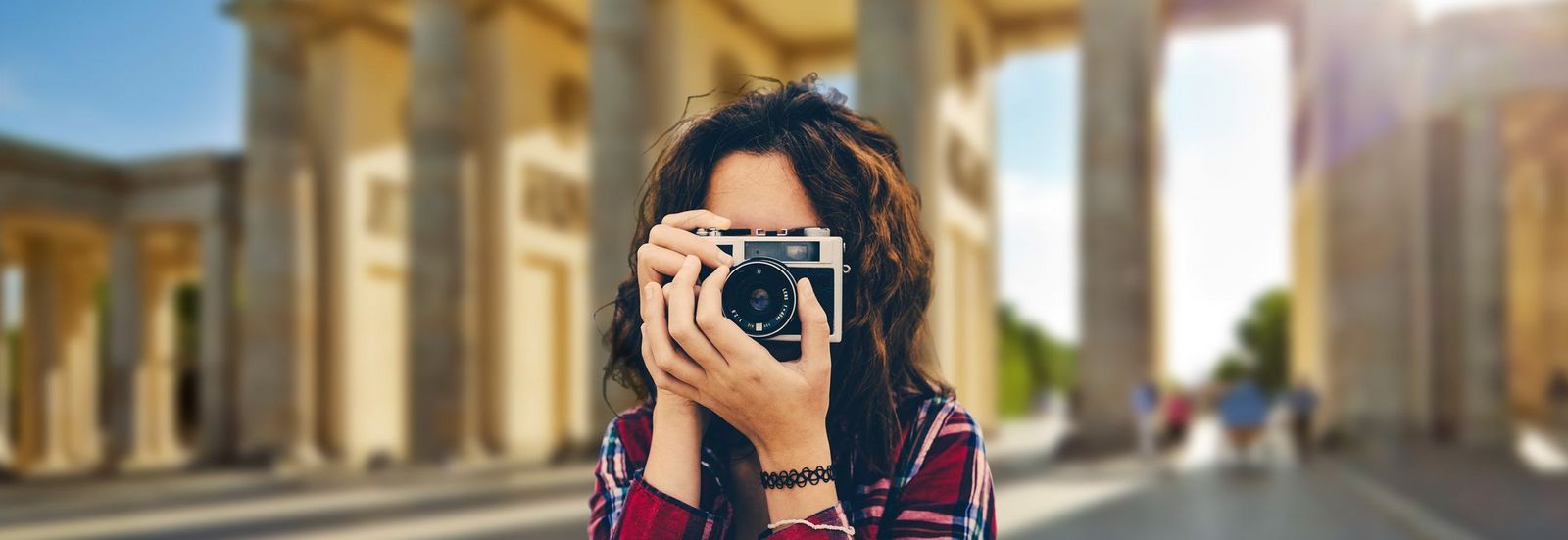 Reiseblog Frau vor Brandenburger Tor am fotografieren