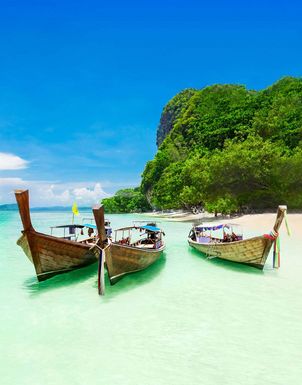 drei Boote am Strand von Thailand