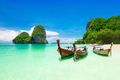 drei Boote am Strand von Thailand